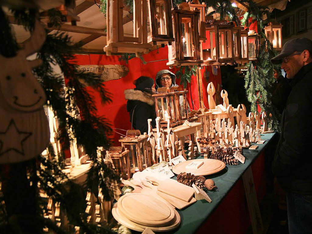 Weihnachtsmarkt in Kenzingen: Viel zu entdecken und jede Menge Geschenkideen prsentierten die Anbieter einmal mehr an den Stnden rund um die Kirche.