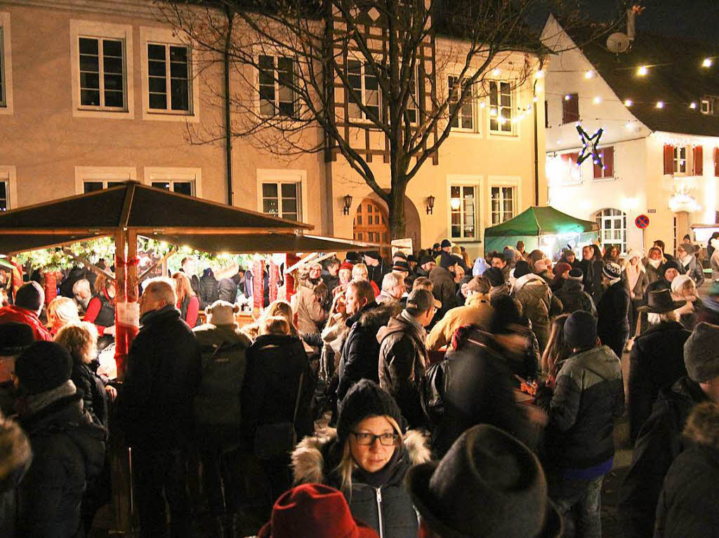 Weihnachtsmarkt in Kenzingen: Eine schne Atmosphre bot der Kenzinger Weihnachtsmarkt insbesondere am Abend im Glanz unzhliger Lichter.