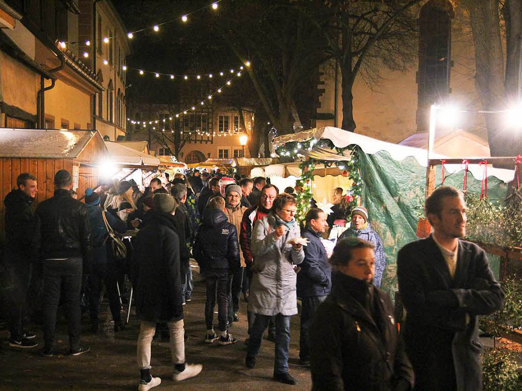 Weihnachtsmarkt in Kenzingen: Eine schne Atmosphre bot der Kenzinger Weihnachtsmarkt insbesondere am Abend im Glanz unzhliger Lichter.