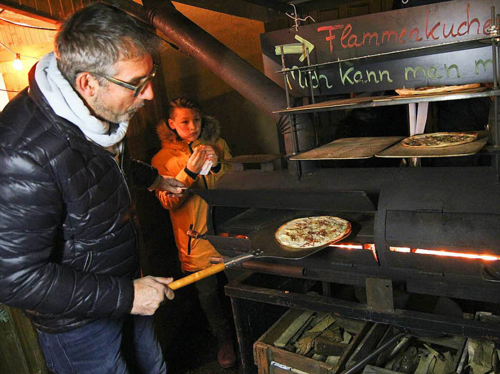 Weihnachtsmarkt in Kenzingen: Heier Genuss aus dem Holzofen
