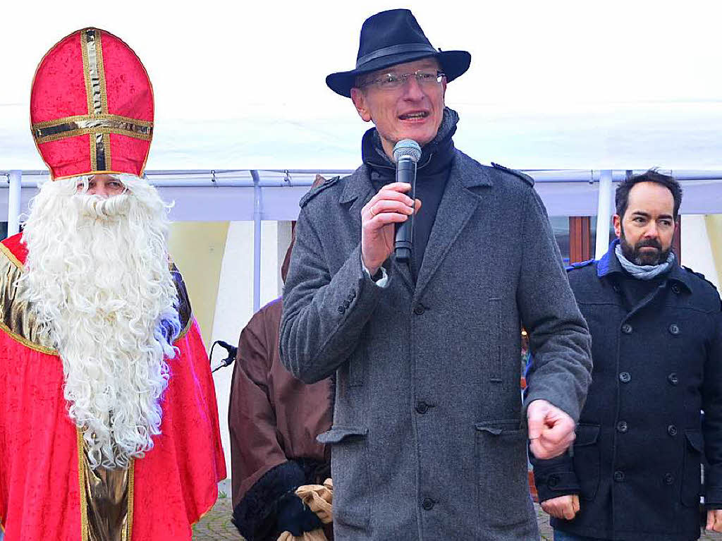 Weihnachtsmarkt in Herbolzheim: Als erste ffentliche Amtshandlung erffnete Herbolzheims neuer Brgermeister Thomas Gedemer den Weihnachtsmarkt. Rechts  der HuG-Vorsitzende Philipp Ulmer.