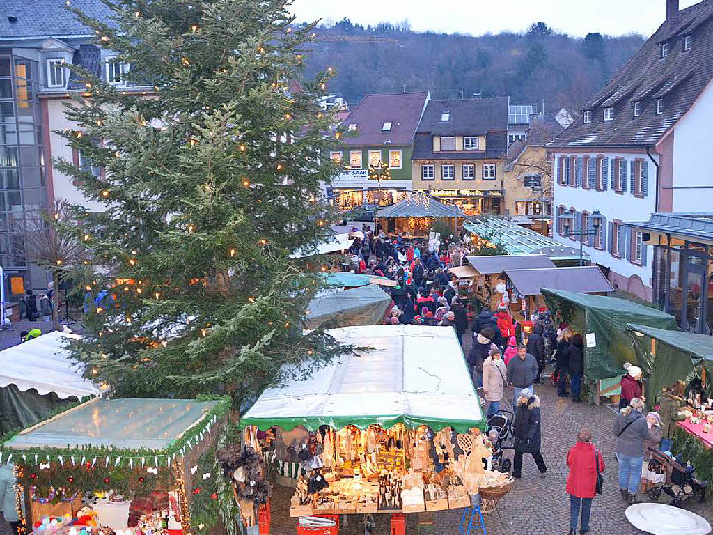 Weihnachtsmarkt in Herbolzheim: Von Beginn an herrschte reges Treiben auf dem Marktplatz und vor dem Rathaus.