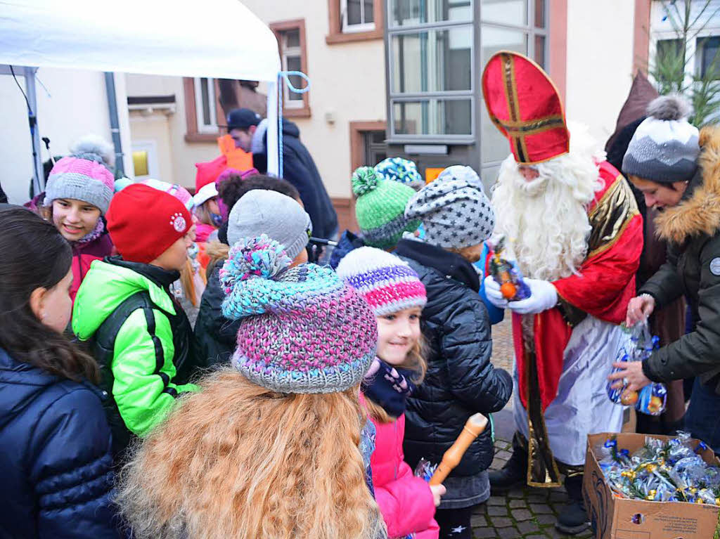 Weihnachtsmarkt in Herbolzheim: Fr jedes Kind gab es nach dem Auftritt ein Geschenk.