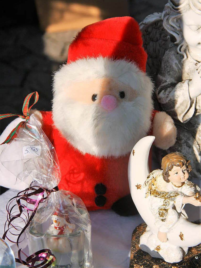 Glhweinduft, Tannenzweige, eine Eisenbahn und jede Menge Weihnachtsmnner erwarteten die Besucher am Samstag beim Christkindlemarkt.