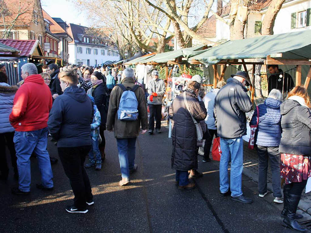 Glhweinduft, Tannenzweige, eine Eisenbahn und jede Menge Weihnachtsmnner erwarteten die Besucher am Samstag beim Christkindlemarkt.