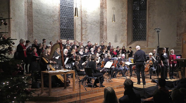 Bewegender Lobpreis: Der Kammerchor M...und ihr Sohn Levin als Sopran-Solisten  | Foto: Dorothee Philipp