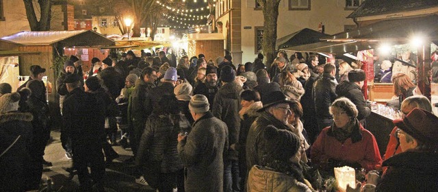 Weihnachtsmarkt in Kenzingen: Eine sch... am Abend im Glanz unzhliger Lichter.  | Foto: Martin Wendel