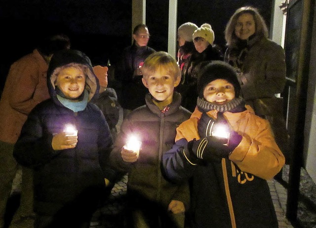 Kinder und Erwachsene beim traditionellen Adventsansingen in Nordweil.  | Foto: Reiner Merz