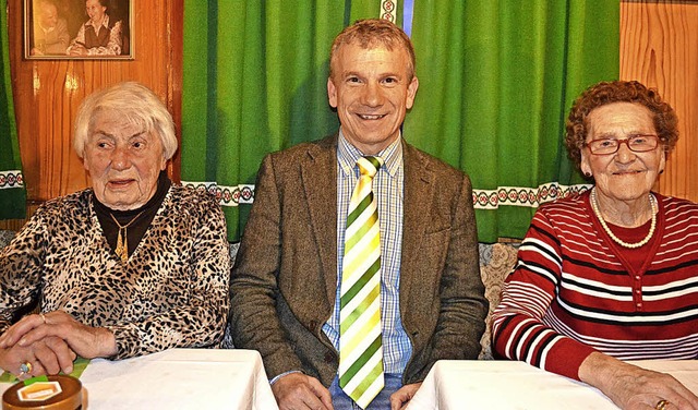 Brgermeister Josef Matt im Gesprch m...esten Rudenbergerin Hedwig Kern (92).   | Foto: Liane Schilling