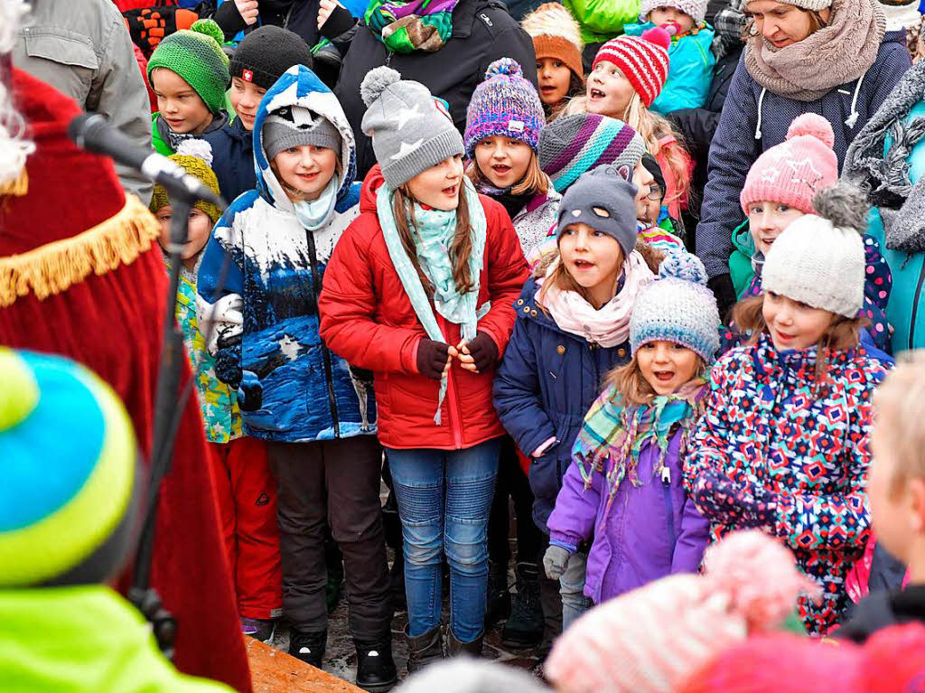 Geballte Kreativitt, Weihnachtsstimmung und Musik, passend zur Jahreszeit, das konnten die vielen Besucher beim Weihnachtsmarkt in Holzschlag genieen.