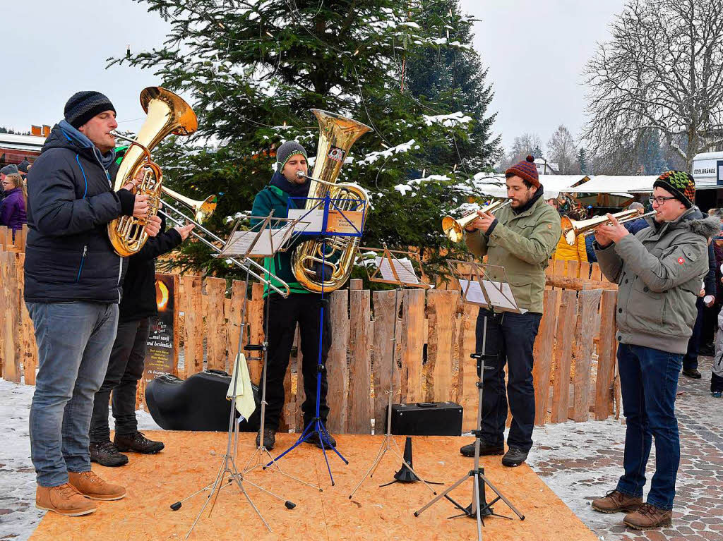 Geballte Kreativitt, Weihnachtsstimmung und Musik, passend zur Jahreszeit, das konnten die vielen Besucher beim Weihnachtsmarkt in Holzschlag genieen.