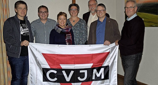 Kerstin Kaufmann (Mitte) vom CVJM leit...rd Wagner (von links) mit ihr freuen.   | Foto: PRIVAT