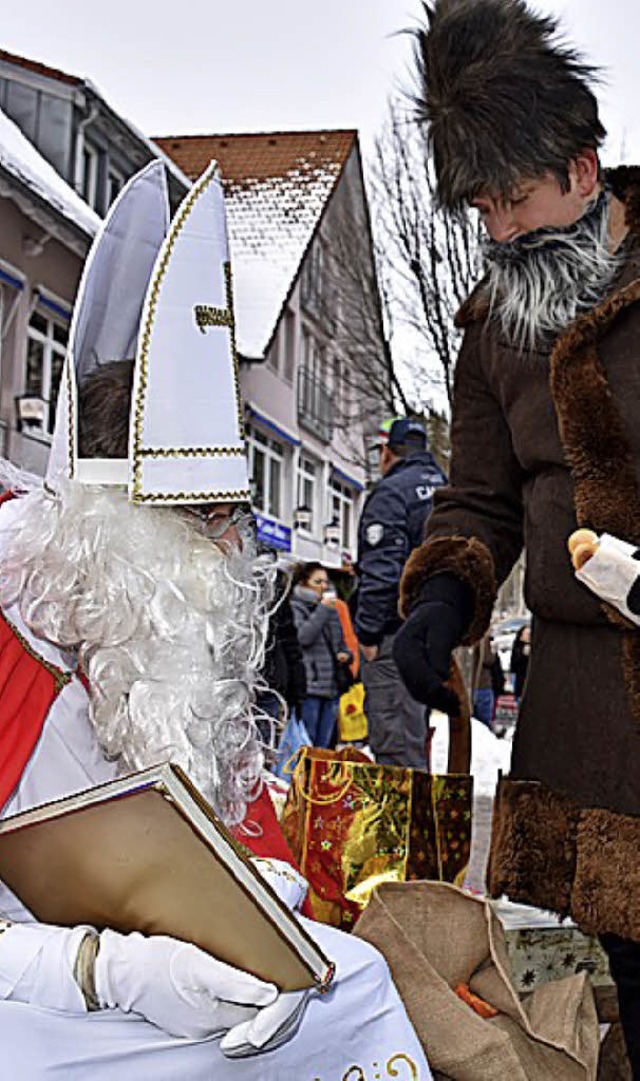 Nikolaus und Knecht Ruprecht verteilten in Titisee kleine Geschenke.   | Foto: Thomas Biniossek