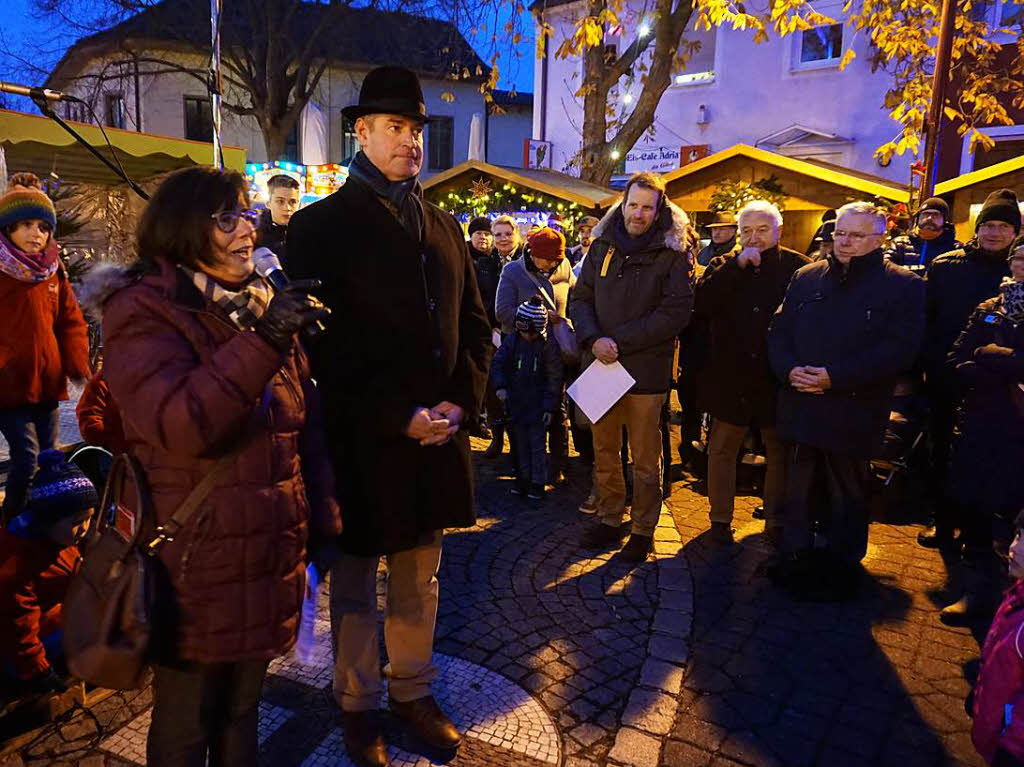 Annette Senn, Leiterin der Breisach-Touristik, und Brgermeister Oliver Rein erffneten den Breisacher Weihnachtsmarkt.