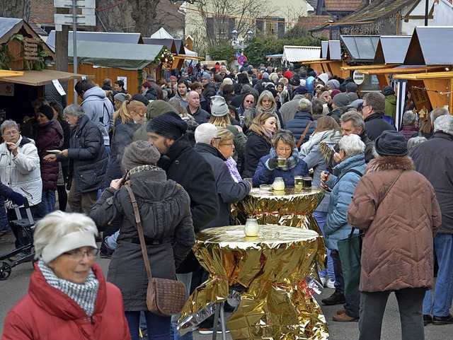 Gut besucht war der Weihnachtsmarkt am...nachdem es verhalten losgegangen war.   | Foto: Lauber