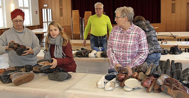 Eine Ladung gespendeter Schuhe ging durch die Hnde der Kolpinger.  | Foto: Eva Korinth