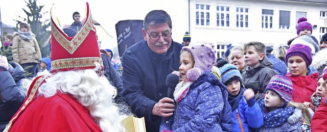 Hunderte Kinder besuchten den Nikolaus...en Gedichte auf oder sangen etwas vor.  | Foto: Martin Eckert