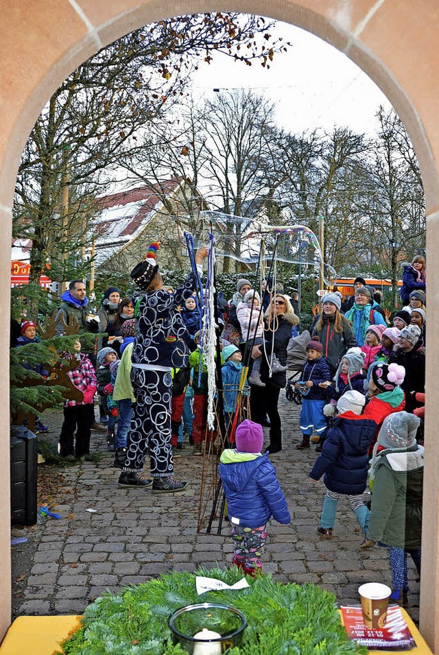 Vor allem die Kinder staunten beim Kir...n    Veronica Karger mit Seifenblasen.  | Foto: lck