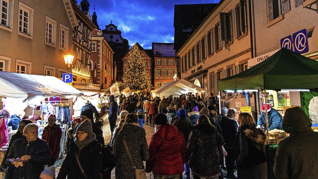 Der Weihnachtsmarkt lockte am Freitagabend in die Ettenheimer Innenstadt.   | Foto: Olaf Michel