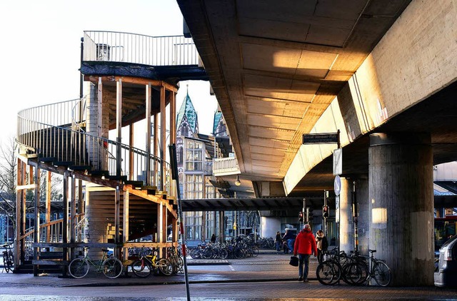 Auch ein Sanierungsfall: provisorisch ...ttzte Treppe an der Stadtbahnbrcke.   | Foto: Thoma Kunz