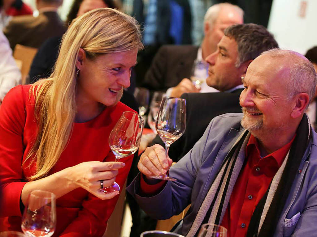 Senja Tpfer, die neue Leiterin des Lahrer Sozialamts, stt bei der BZ-Weinprobe mit ihrem Vorgnger Gnter Evermann an. 