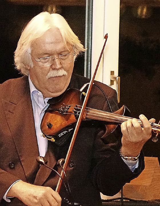 Der Schweizer Beat Witzig bezauberte mit der Violine.  | Foto: Hans-Jrgen Hege