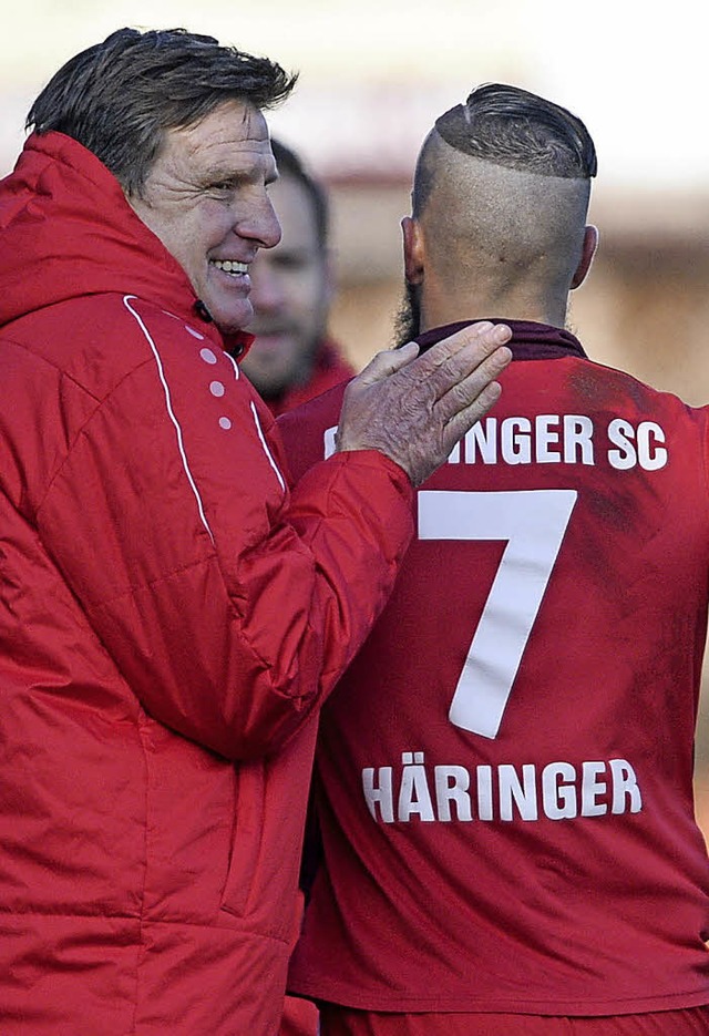 Freundschaftlicher Klaps fr seinen To...t Yannick Hringer, der zum 1:0 traf.   | Foto: seeger