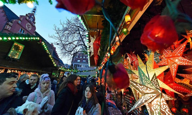 Am schnsten ist der Weihnachtsmarkt, ... in der Dmmerung zu leuchten beginnt.  | Foto: Michael Bamberger