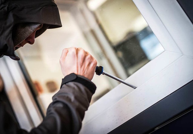 Mit einem Schraubenzieher versuchten  ...in Teningen einzubrechen. (Symbolbild)  | Foto: dpa