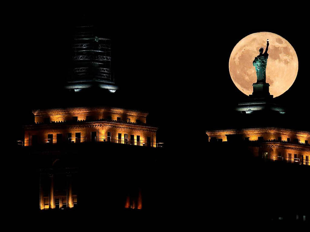 Im US-amerikanischen Buffalo erhellt der Mond eine Replika der Freiheitsstatue.