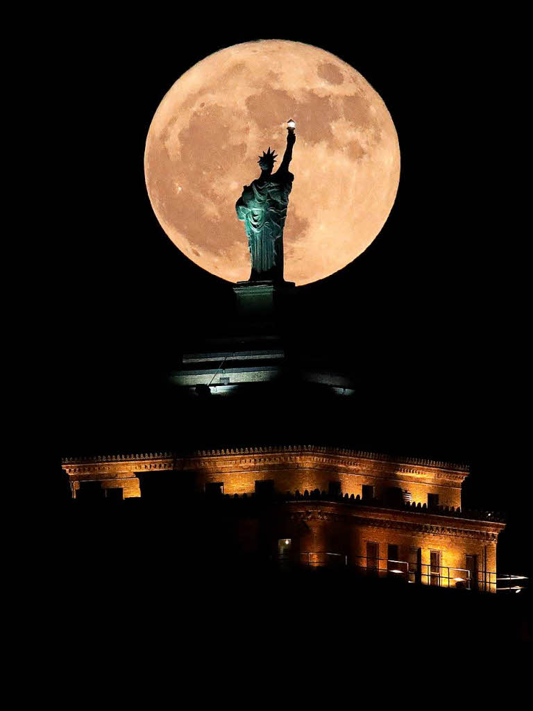 Im US-amerikanischen Buffalo erhellt der Mond eine Replika der Freiheitsstatue.