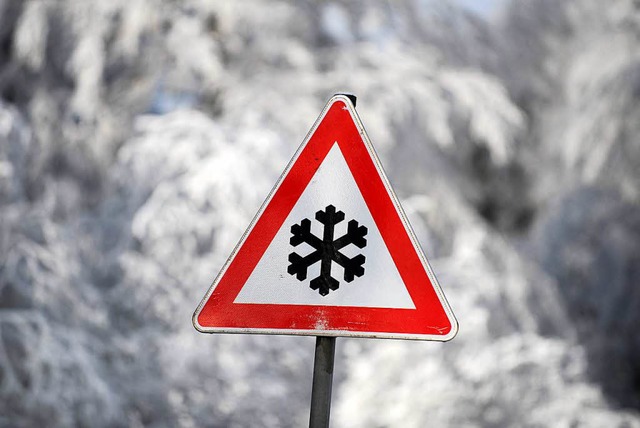 Auf die winterlichen Straenverhltnis...ren nicht alle Autofahrer eingestellt.  | Foto: dpa