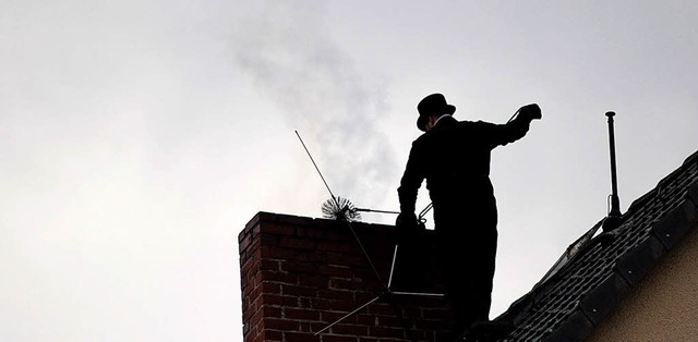 Der Kaminfeger kmmert sich um die War...alten Schornstein oft umrsten lassen.  | Foto: k.-D. Gabbert/Dpa