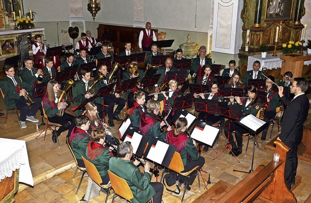 Die Winzerkapelle Jechtingen mit ihrem...akob Scherzinger beim Kirchenkonzert.   | Foto: R. Vitt