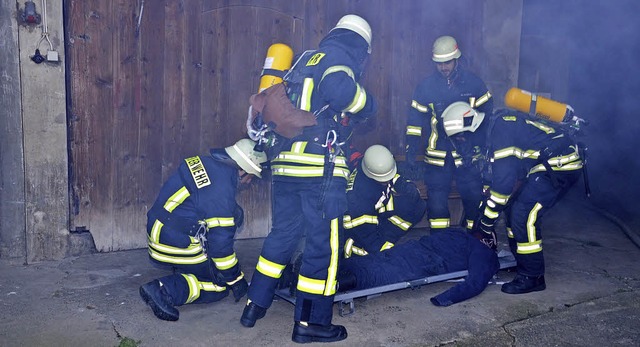 Amolterer Feuerwehrleute bringen den a...#8222;Verletzten&#8220; in Sicherheit.  | Foto: Roland Vitt