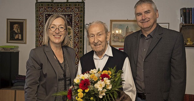 Albert Knie feierte gestern in Hgelhe...rsteher Martin Brgelin gratulierten.   | Foto: Volker Mnch