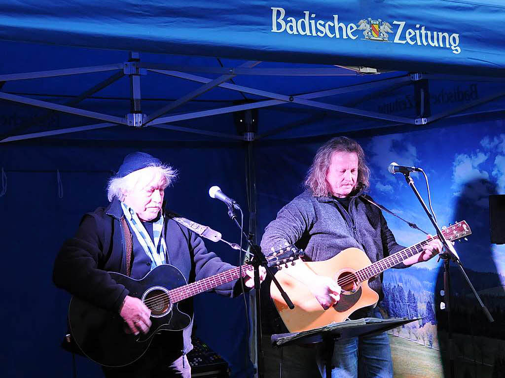Zahlreich strmten die Besucher am Wochenende zum Benefiz-Konzert der Knaschtbreder in die Feldbergstrae. Jeannot und Christian Weienberger spielten fr die BZ-Aktion 