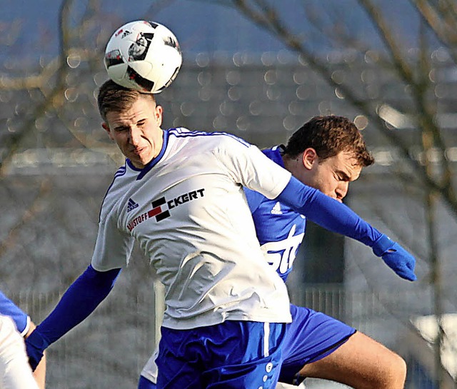 &#8222;Insgesamt zu wenig&#8220;: Andr... links) gegen den Weizener Jannik Boma  | Foto: Konzok