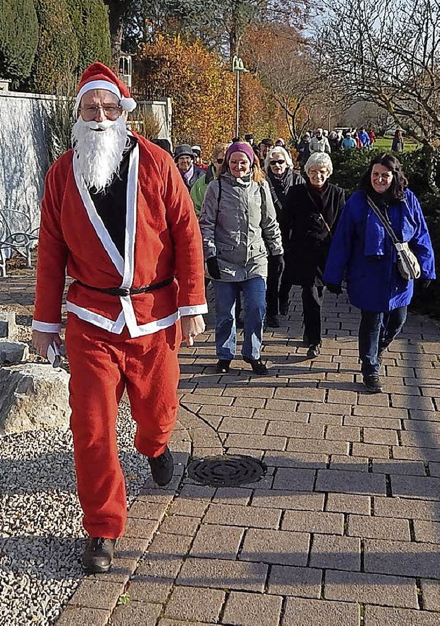 Der Nikolaus fhrte die Teilnehmer am Rhein entlang.   | Foto: C. Gempp