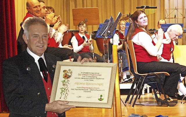 Fr 50 aktive Musikerjahre, davon 25 J...m Verein zum Ehrenvorsitzenden ernannt  | Foto: Karin Stckl-Steinebrunner