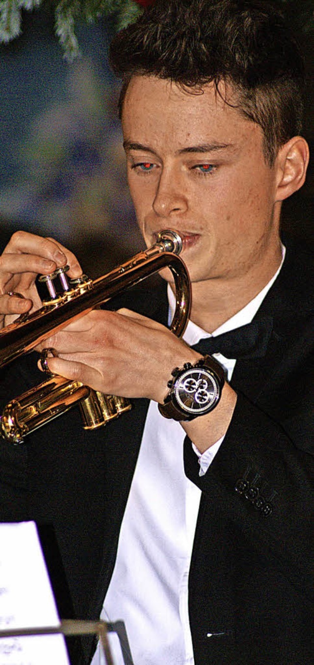 Sebastian Rnzi begeisterte auf seiner Trompete als Solist.  | Foto: Werner Probst