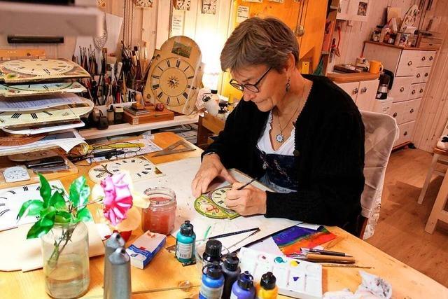 Hinter ihrer Werkstatttr malt Anne-Claire Fink Uhrenschilder