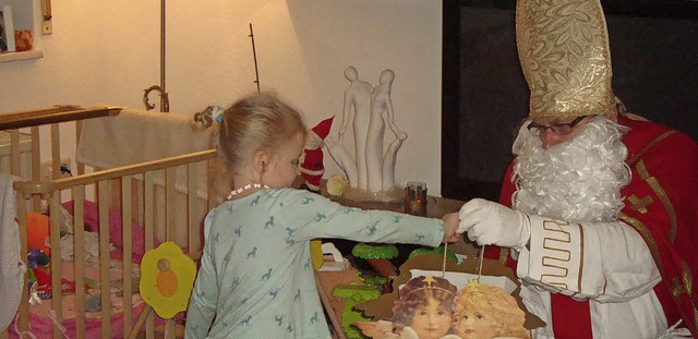 Johannes Zimmer beschenkt als Nikolaus ein Kind.  | Foto: privat/W.  Knstle