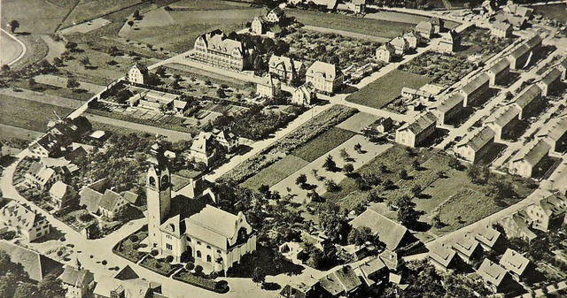 Eine Postkarten von 1936/37 zeigt Kollnau von oben.   | Foto: Archiv Florian cker