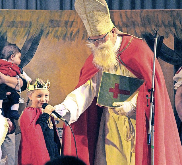 Der Nikolaus hatte fr jedes Kind ein Geschenk dabei.   | Foto: martin klabund