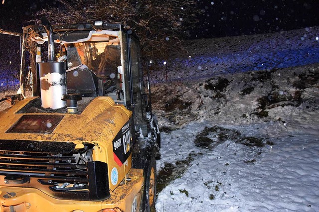 Spuren im Schnee und im Erdreich zeuge...weren Unfall des Radladers in Kappel.   | Foto: Kamera24