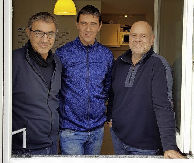 Robert Minardi, Markus Mutz und Georg-...jungen Mnner im Auer Flchtlingshaus.  | Foto: Julius Steckmeister