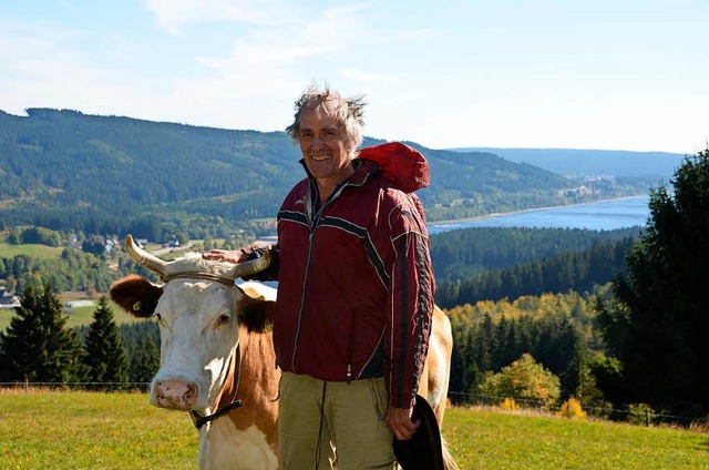 Bauer Heinrich Till und seine Kuh Gina.  | Foto: Dominik Bloedner