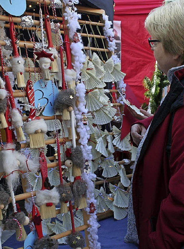 Auch Dekoartikel fr Weihnachten wurden auf dem Weihnachtsmarkt angeboten.  | Foto: Jakob-Klblin