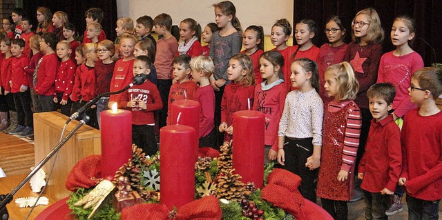 Beim Eichstetter Adventsnachmittag trat der   Grundschulchor auf.   | Foto: Horst David/Julius Steckmeister